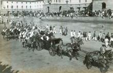The President addressing teachers of Delhi State Primary Schools at the Mughal Gardens of Rashtrapati Bhavan